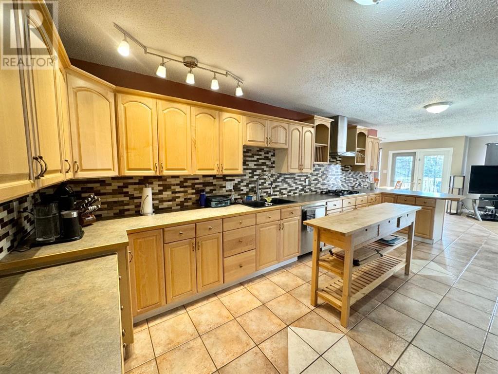 703 3 Avenue, Fox Creek, Alberta  T0H 1P0 - Photo 2 - A2204142