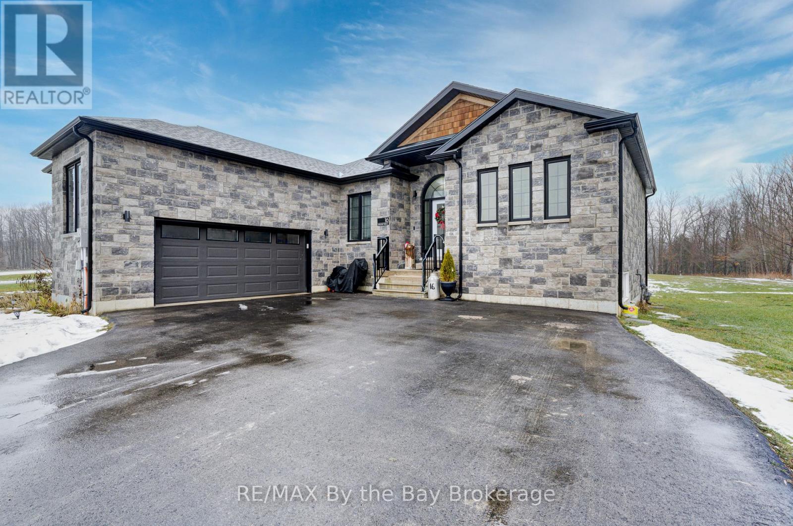 16 Walnut Drive, Wasaga Beach, Ontario  L9Z 0A9 - Photo 2 - S11902095
