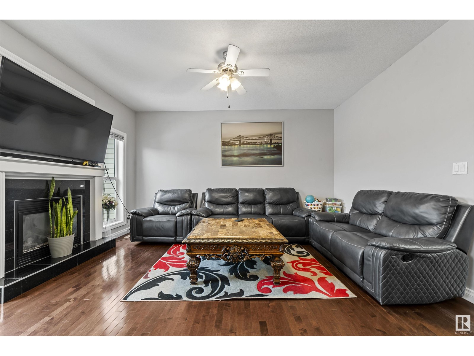 Property at 2511 29 ST NW image 3