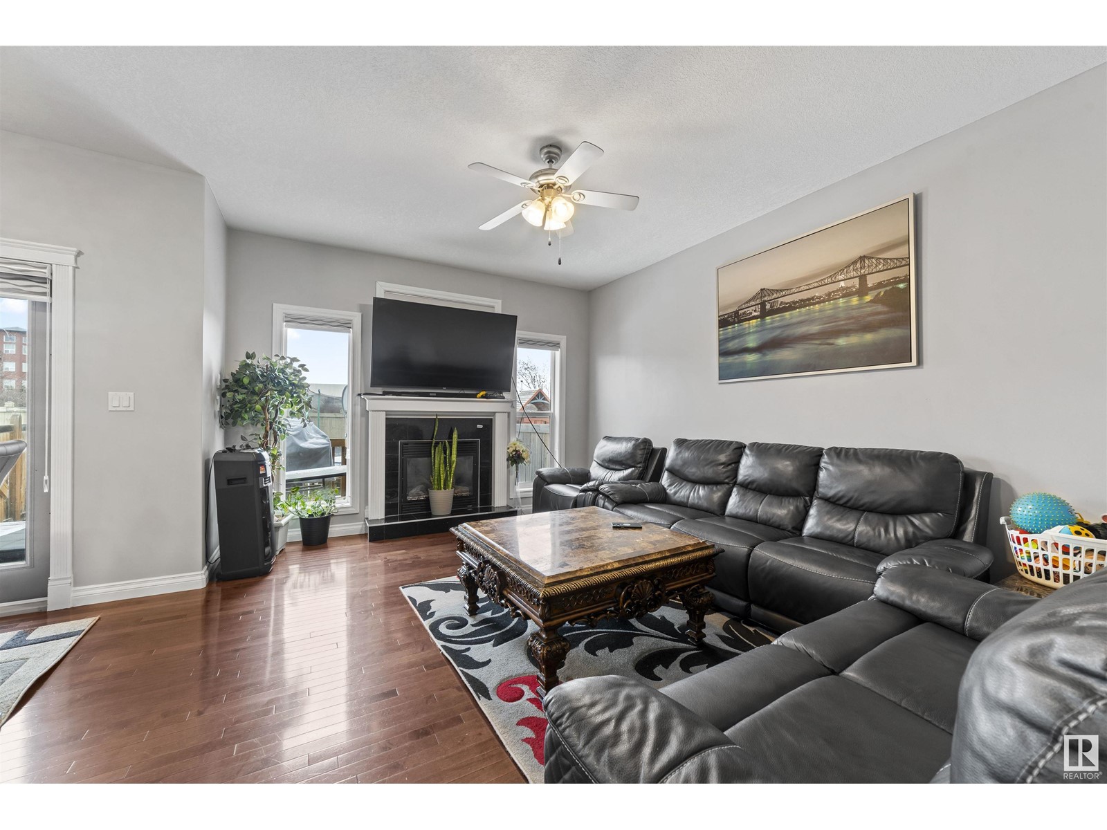 Property at 2511 29 ST NW image 4
