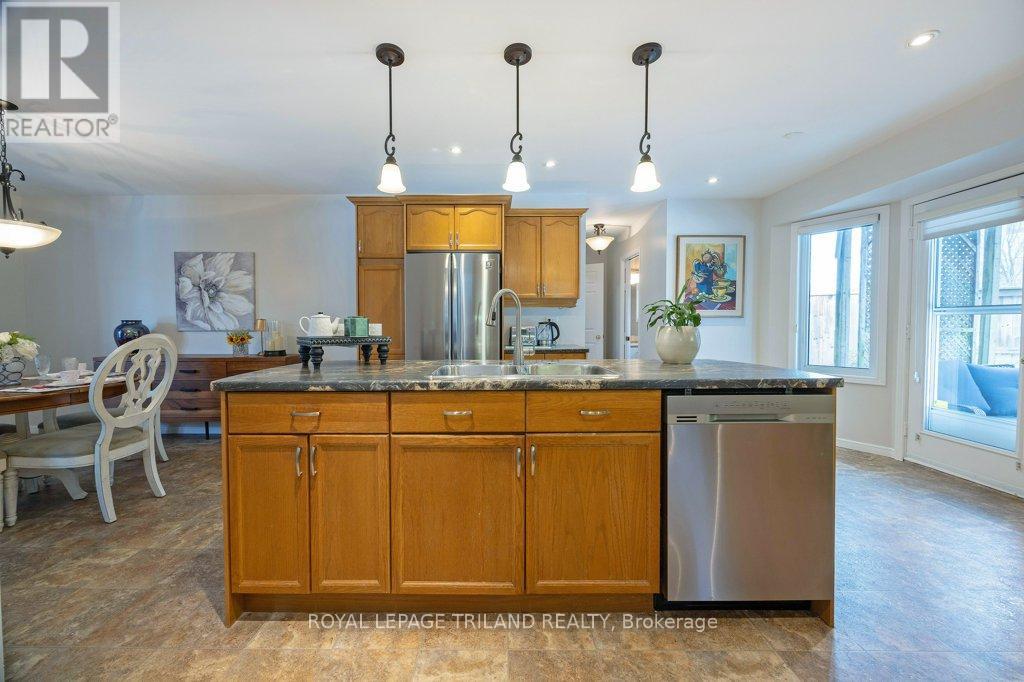 Photo 8 of 36 for 15 Timberlane Crescent