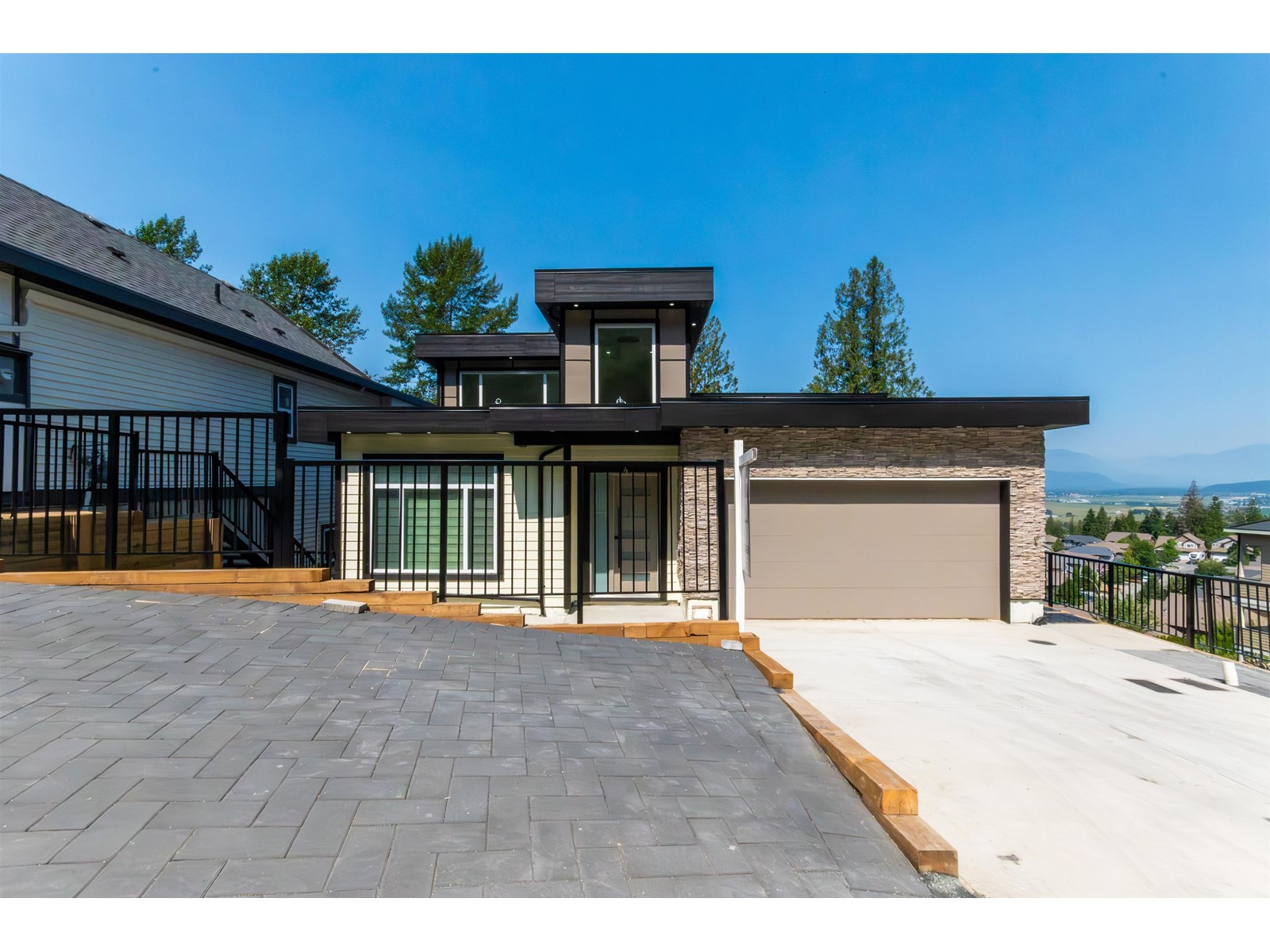 Property at 4 5988 LINDEMAN STREET image 1