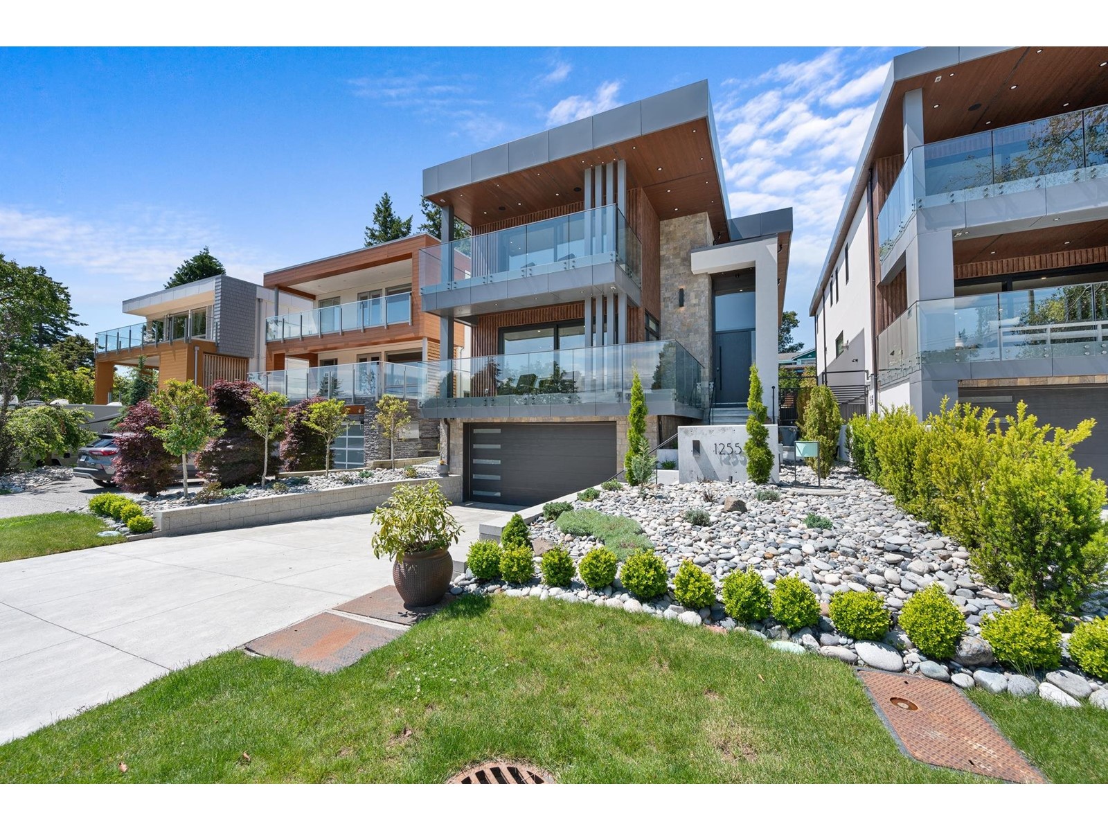 Property at 1255 KENT STREET image 2