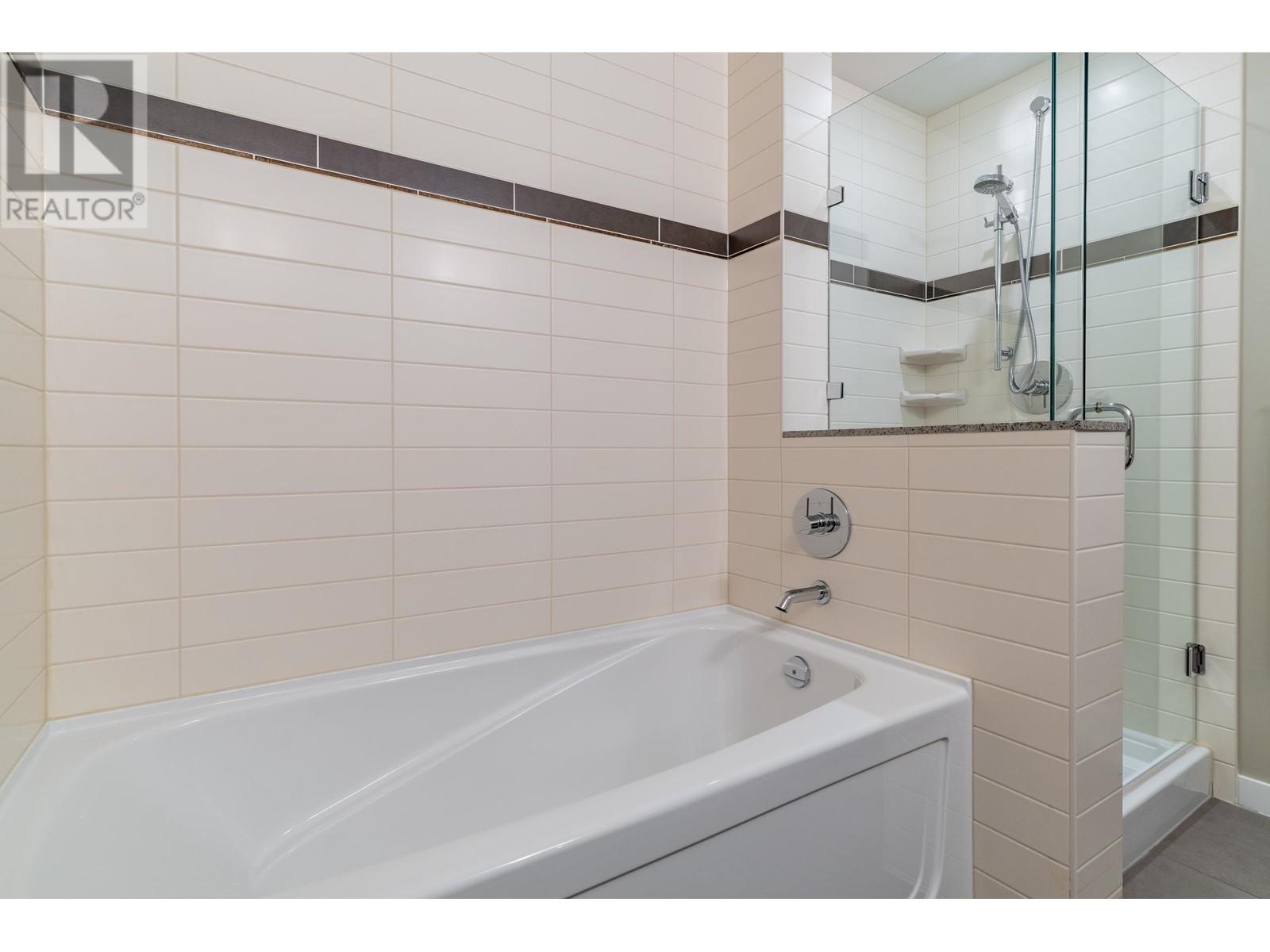 Listing Picture 16 of 28 : 202 4365 HASTINGS STREET, Burnaby / 本拿比 - 魯藝地產 Yvonne Lu Group - MLS Medallion Club Member
