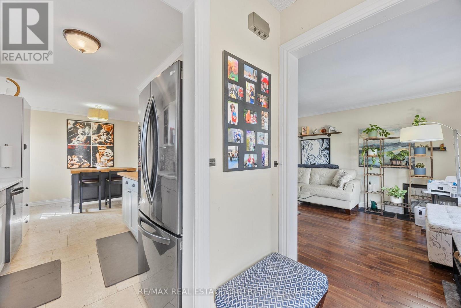 Property at 75 MANOR CRESCENT image 3