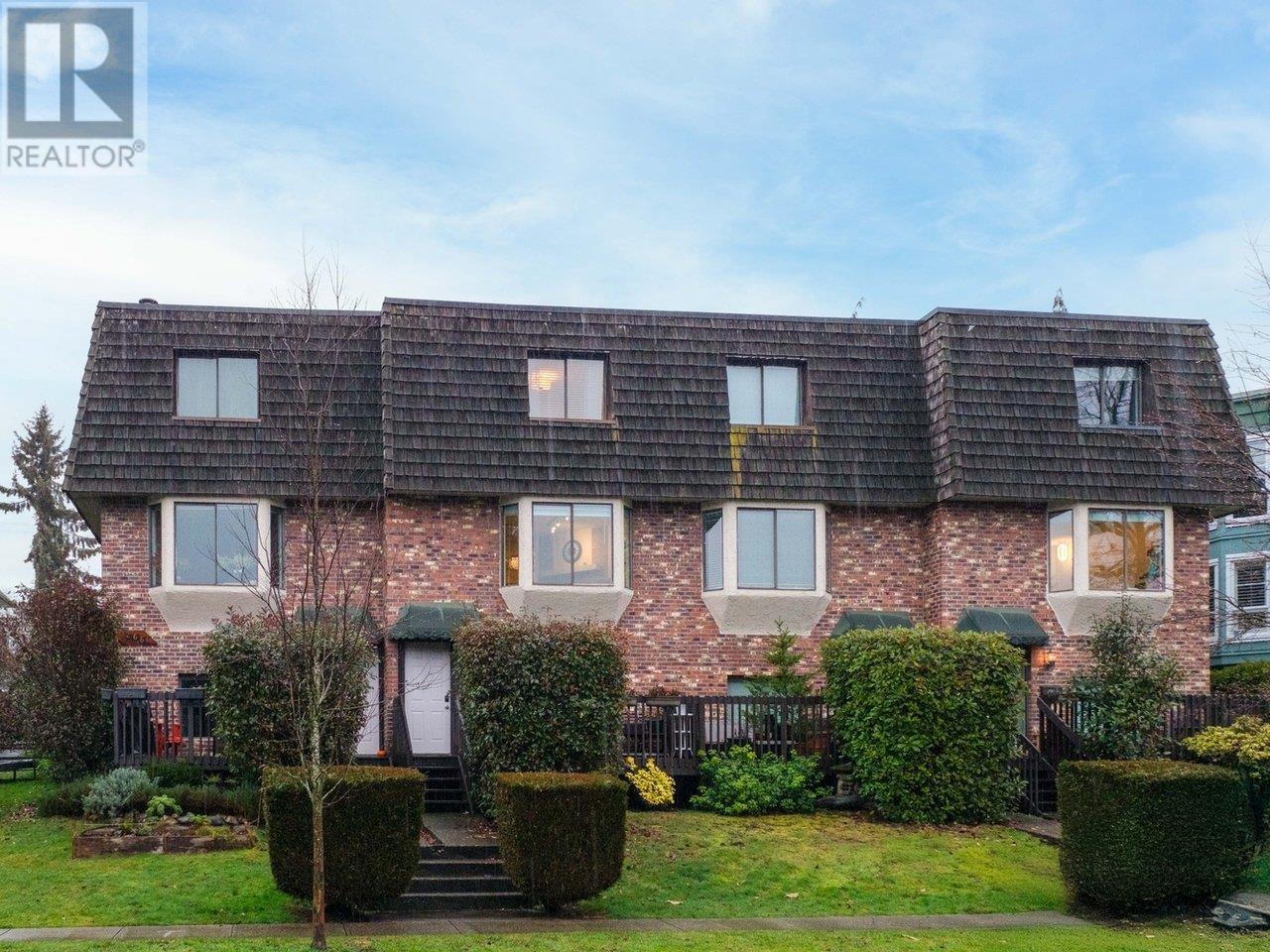 3 266 W 4th Street, North Vancouver, British Columbia  V7M 1H7 - Photo 1 - R2979906
