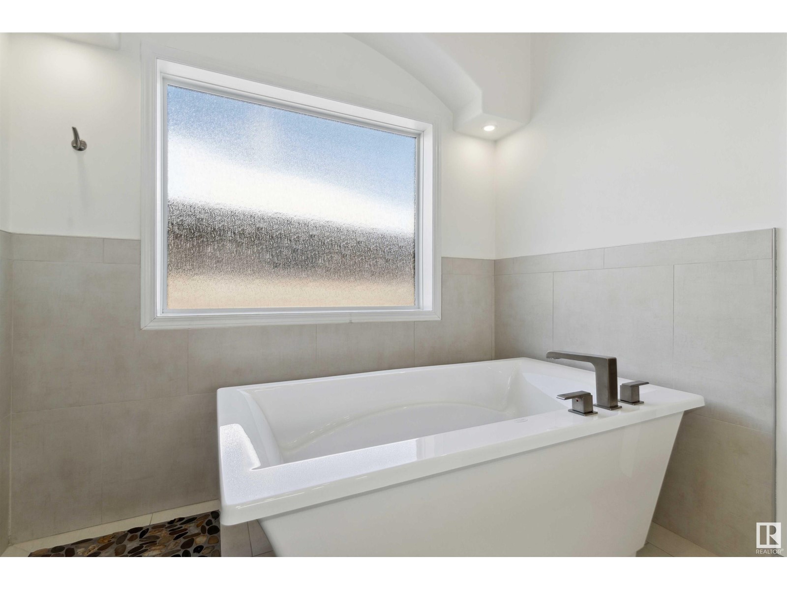 Property at 605 DALHOUSIE CR NW image 5
