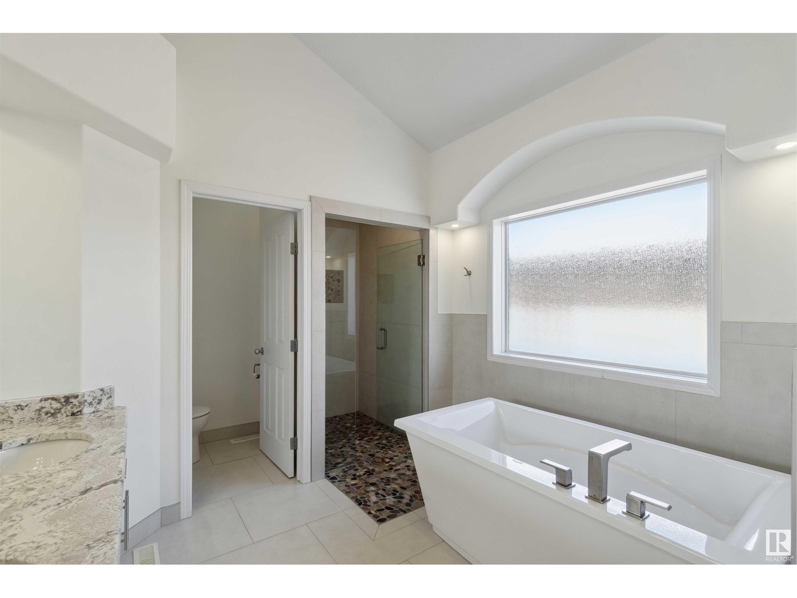 Property at 605 DALHOUSIE CR NW image 4
