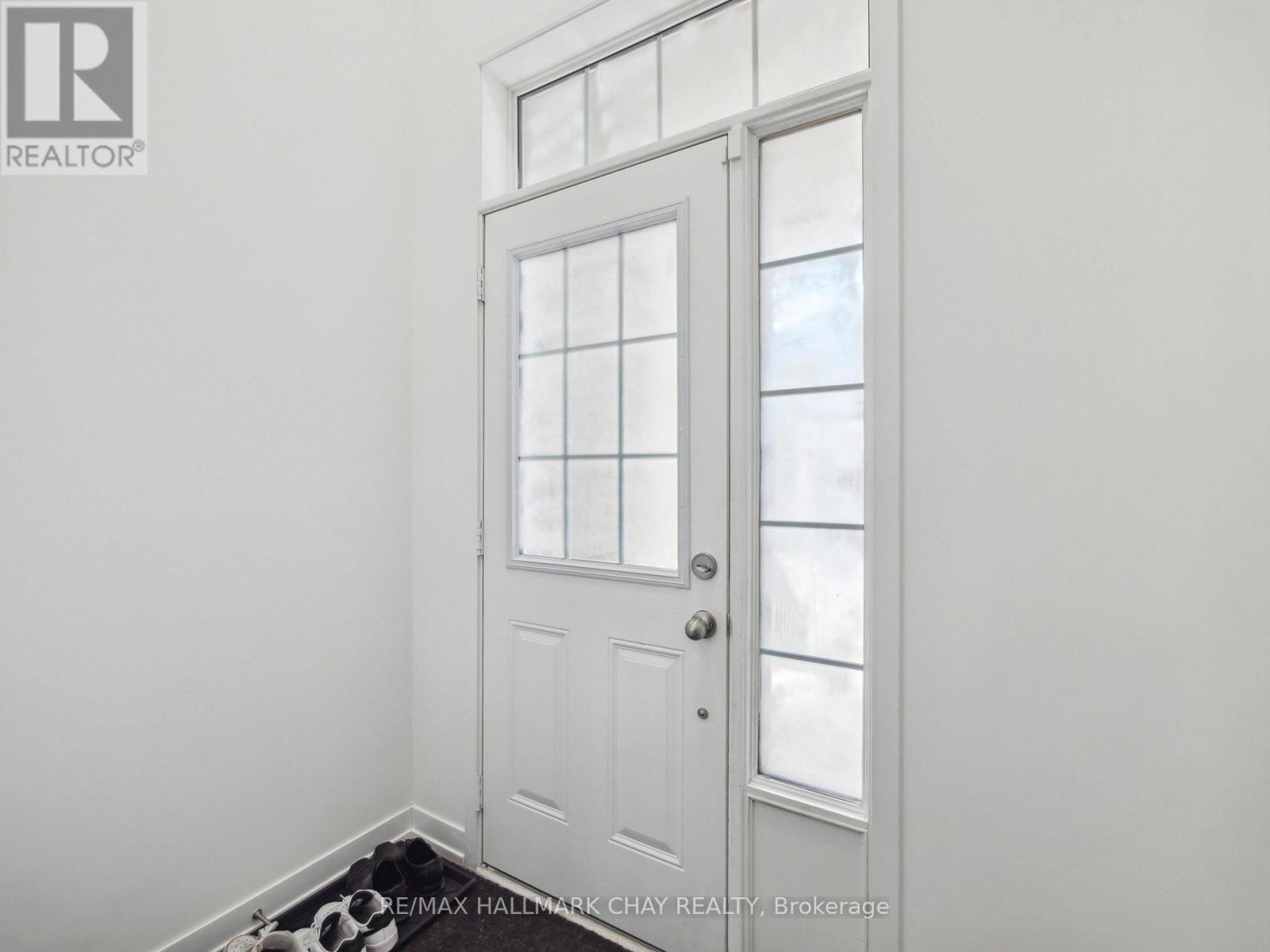 169 Harding Park Street, Newmarket, Ontario  L3Y 0E3 - Photo 5 - N12032169