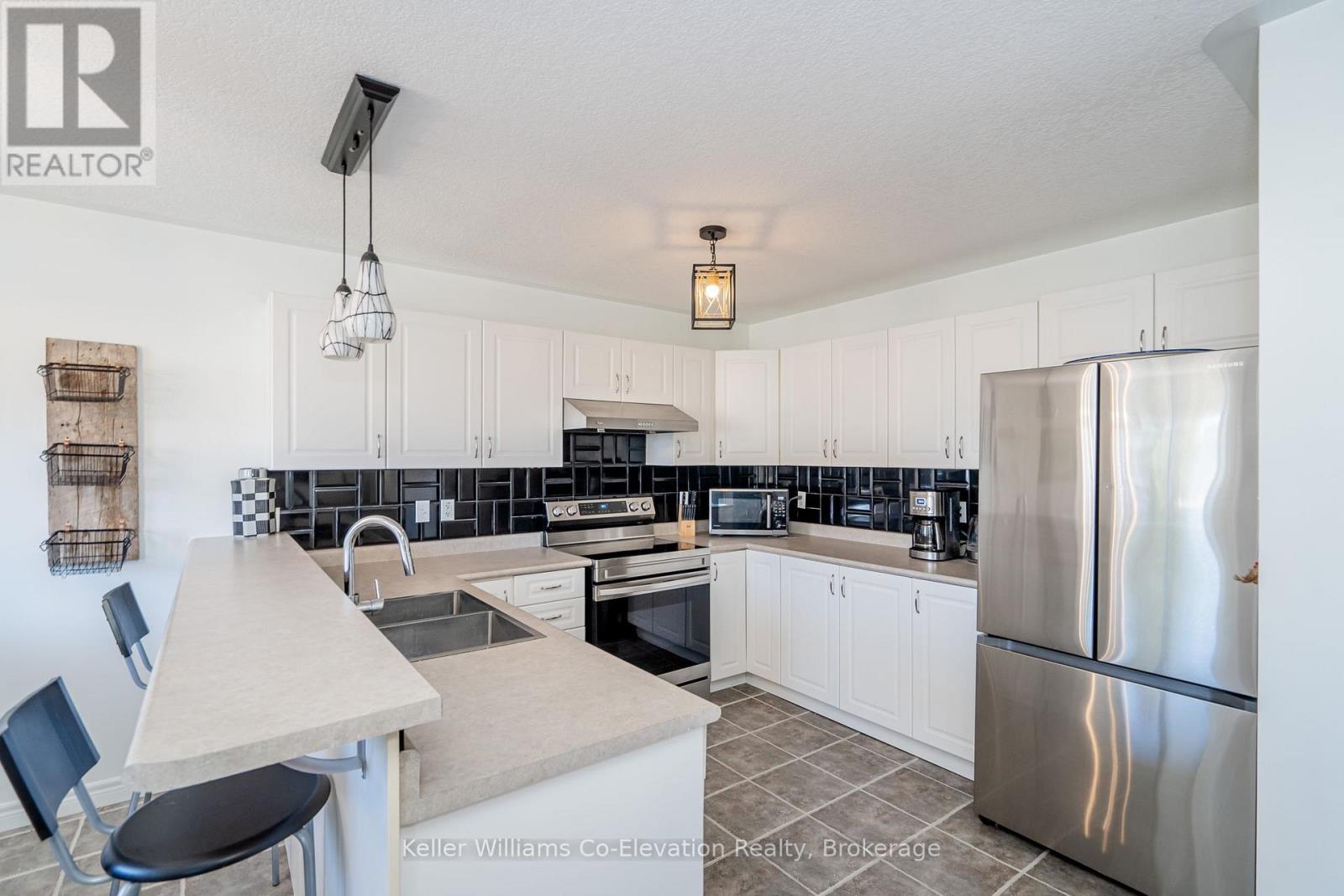 9 Mackenzie Court, Penetanguishene, Ontario  L9M 0A1 - Photo 7 - S12032396