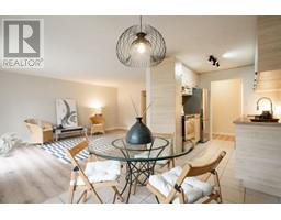 32 884 PREMIER STREET, North Vancouver, British Columbia