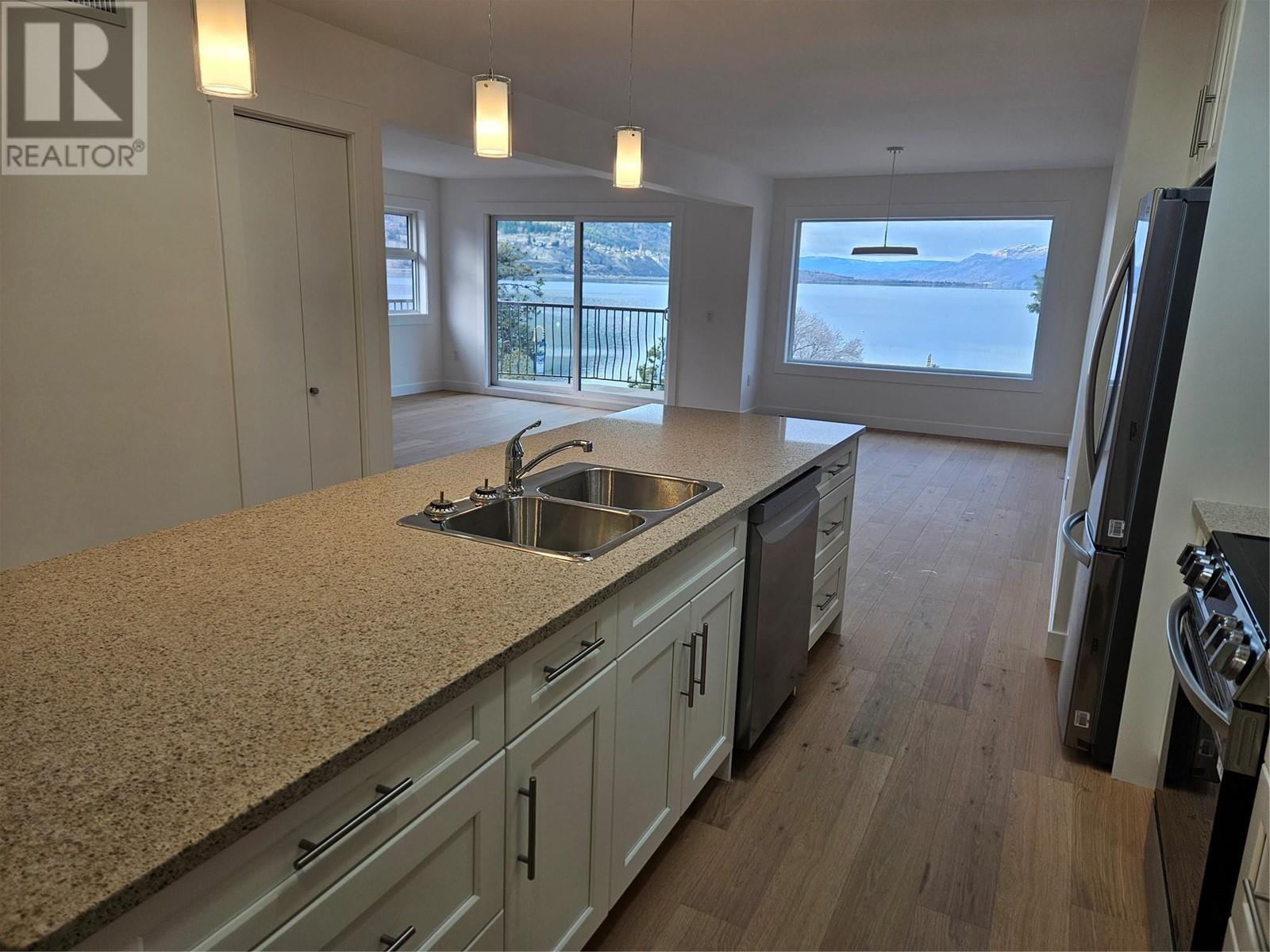 578 Lakeshore Drive Unit# 402, Penticton, British Columbia  V2A 1B9 - Photo 3 - 10339936