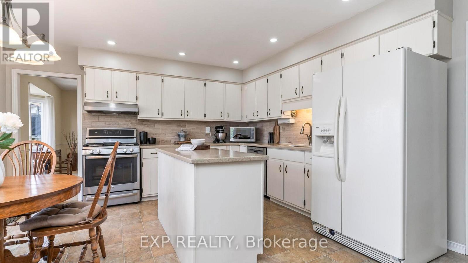 Photo 11 of 37 for 736 Griffith Street