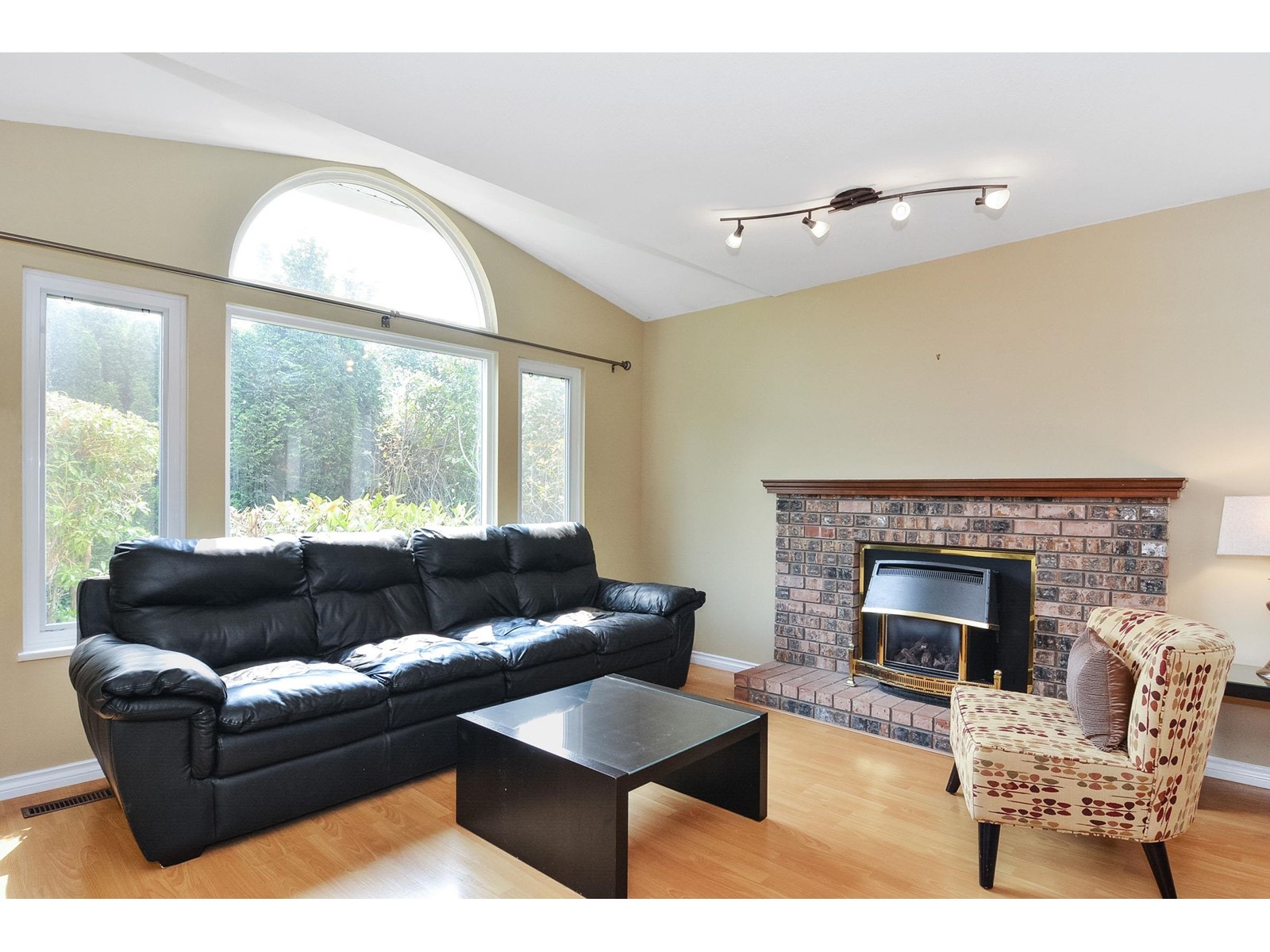 Property at 14063 16 AVENUE image 3