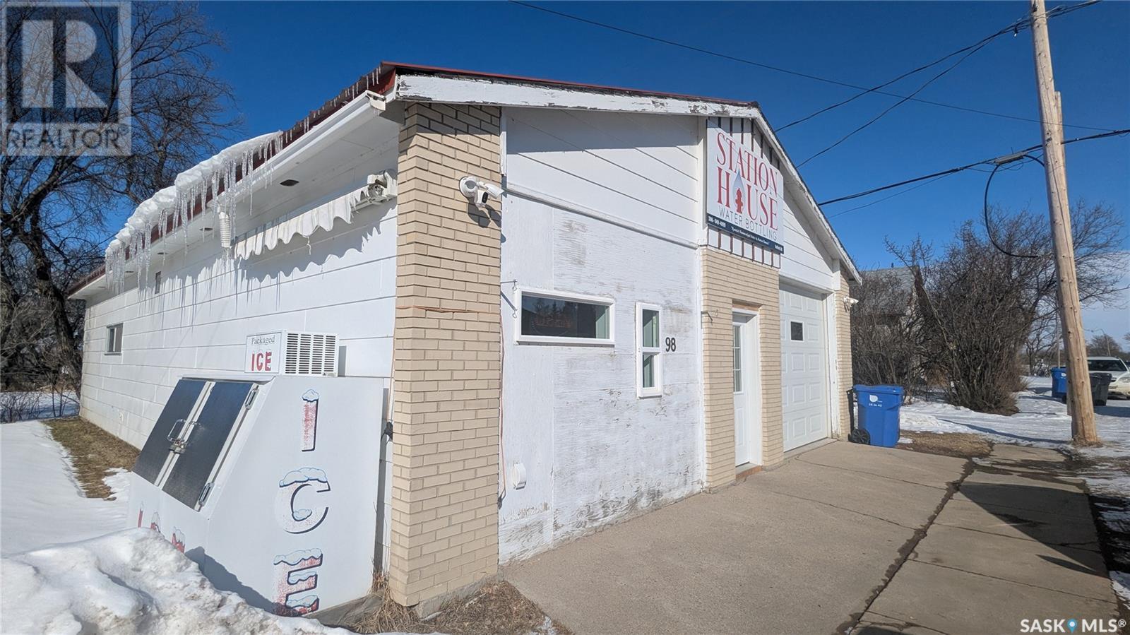 Property at 98 1st AVENUE E image 2