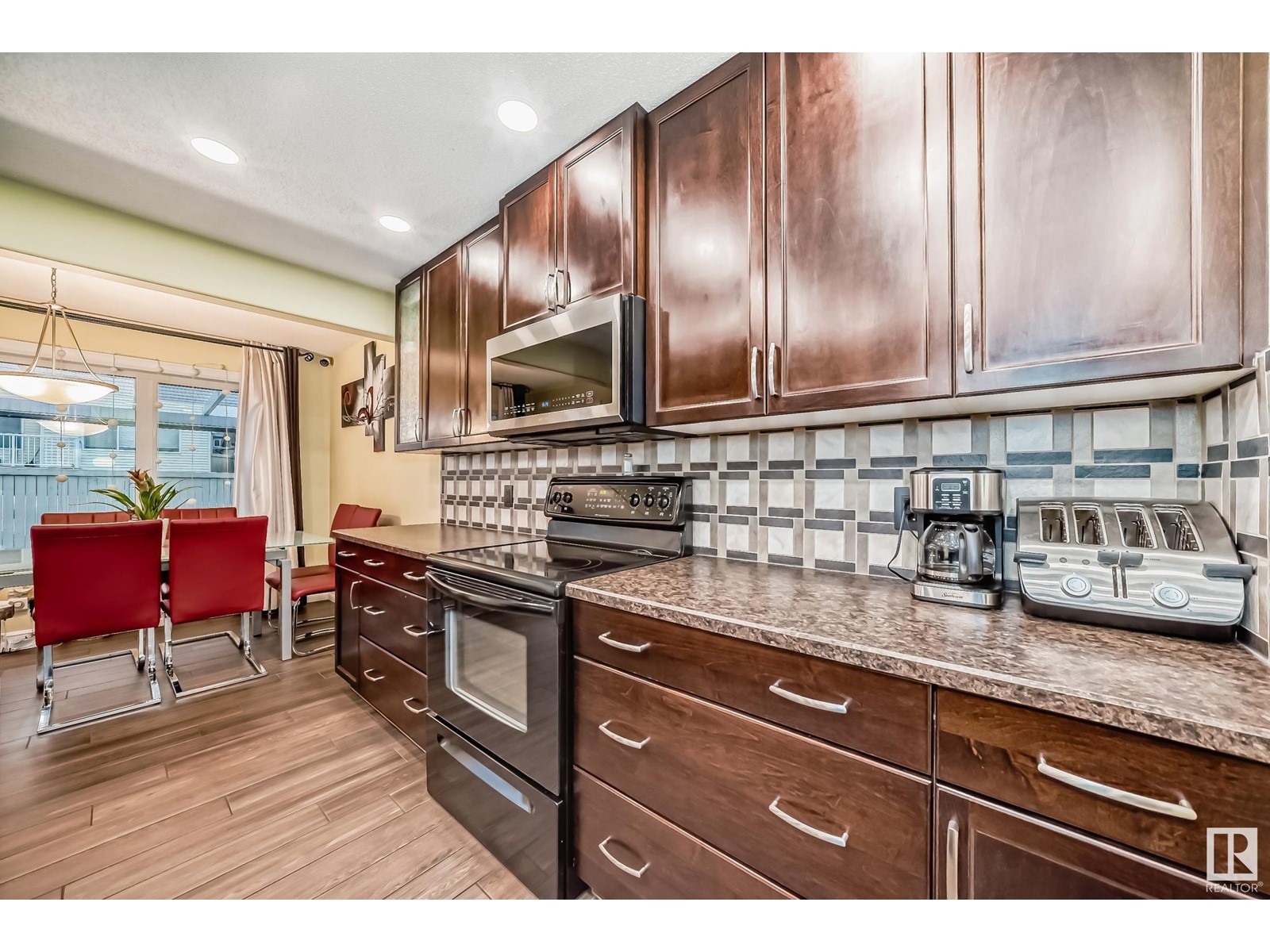Property at 6123 11 AV SW SW image 3