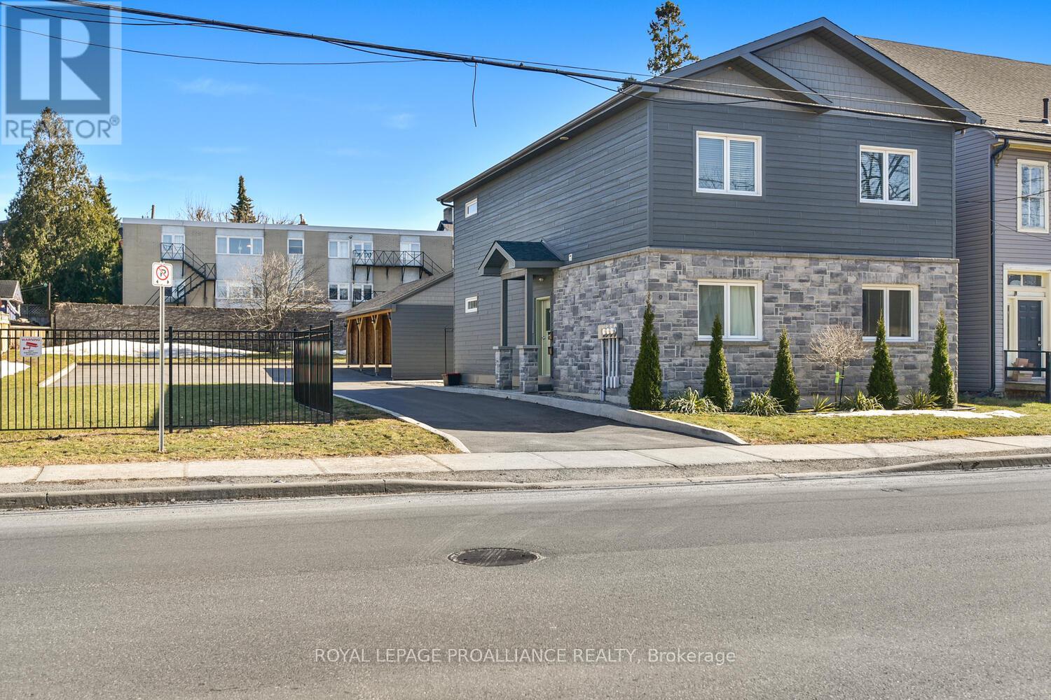 Property at 9 PEARL STREET E image 1