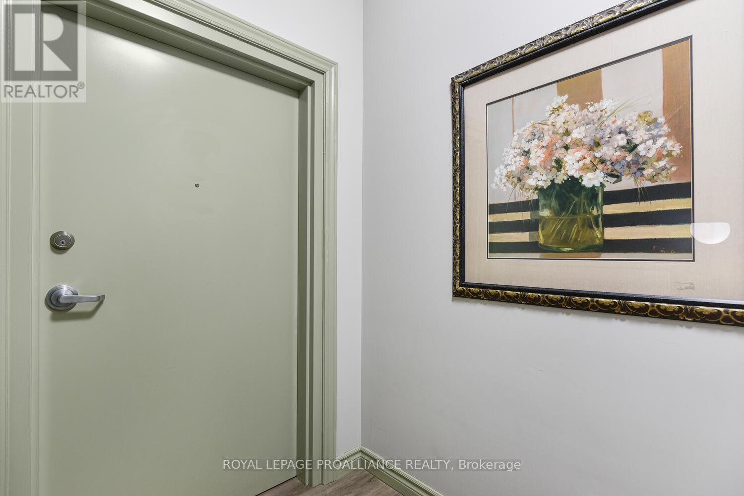 Property at 9 PEARL STREET E image 4