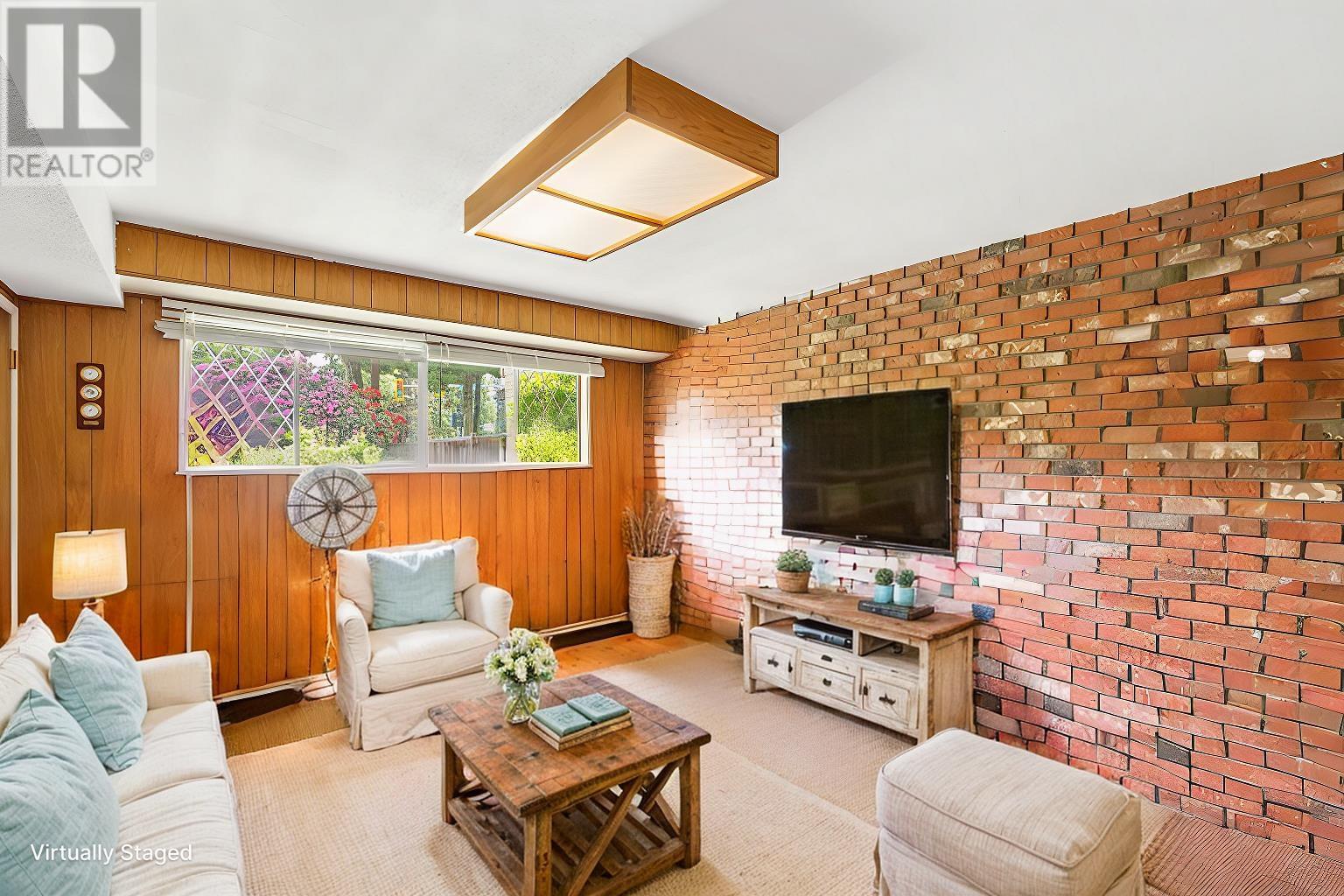 Property at 2125 BOULEVARD CRESCENT image 2