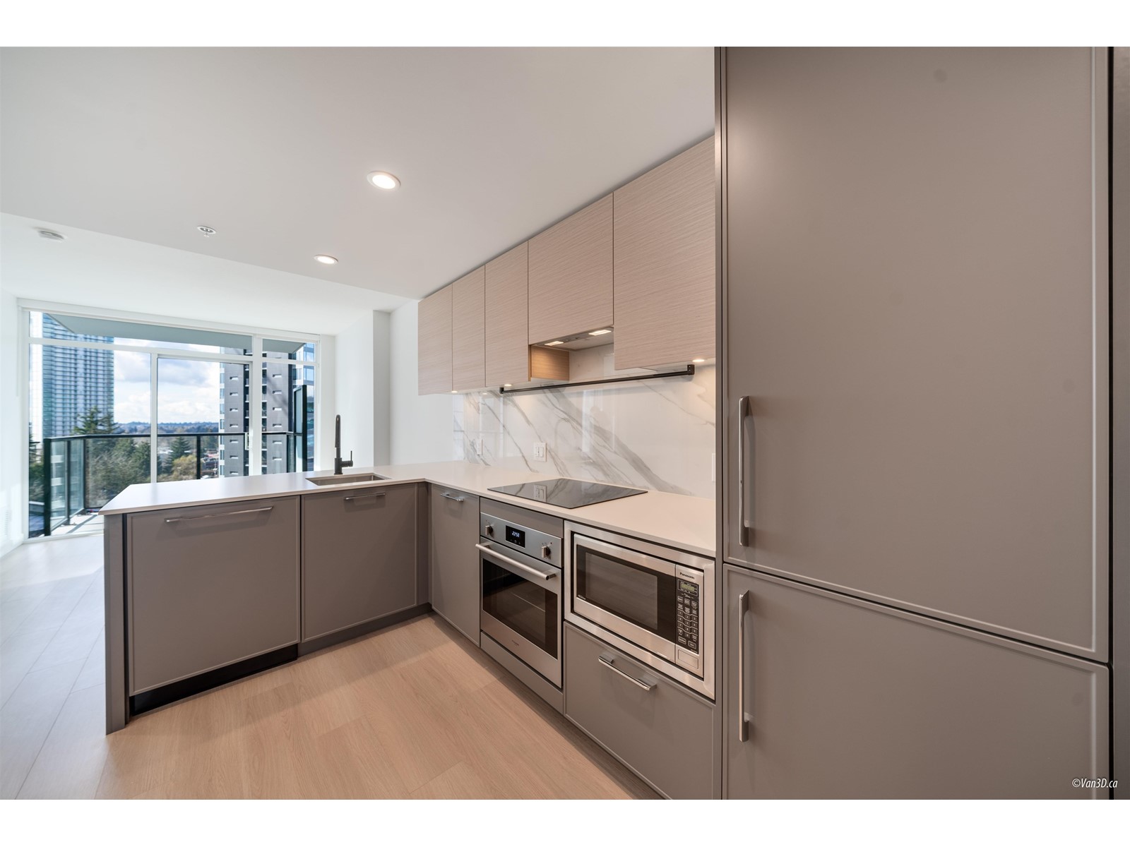 811 13725 GEORGE JUNCTION, Surrey, British Columbia
