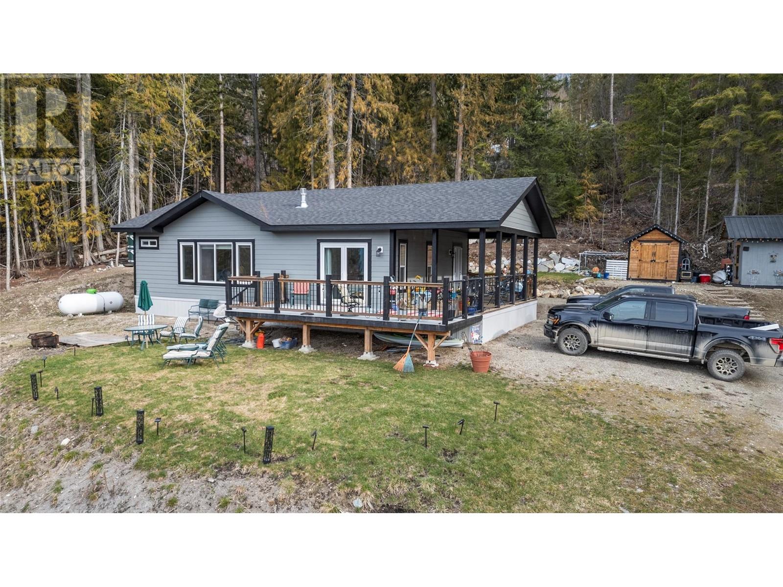 7551 Klondike Trail, Anglemont, British Columbia