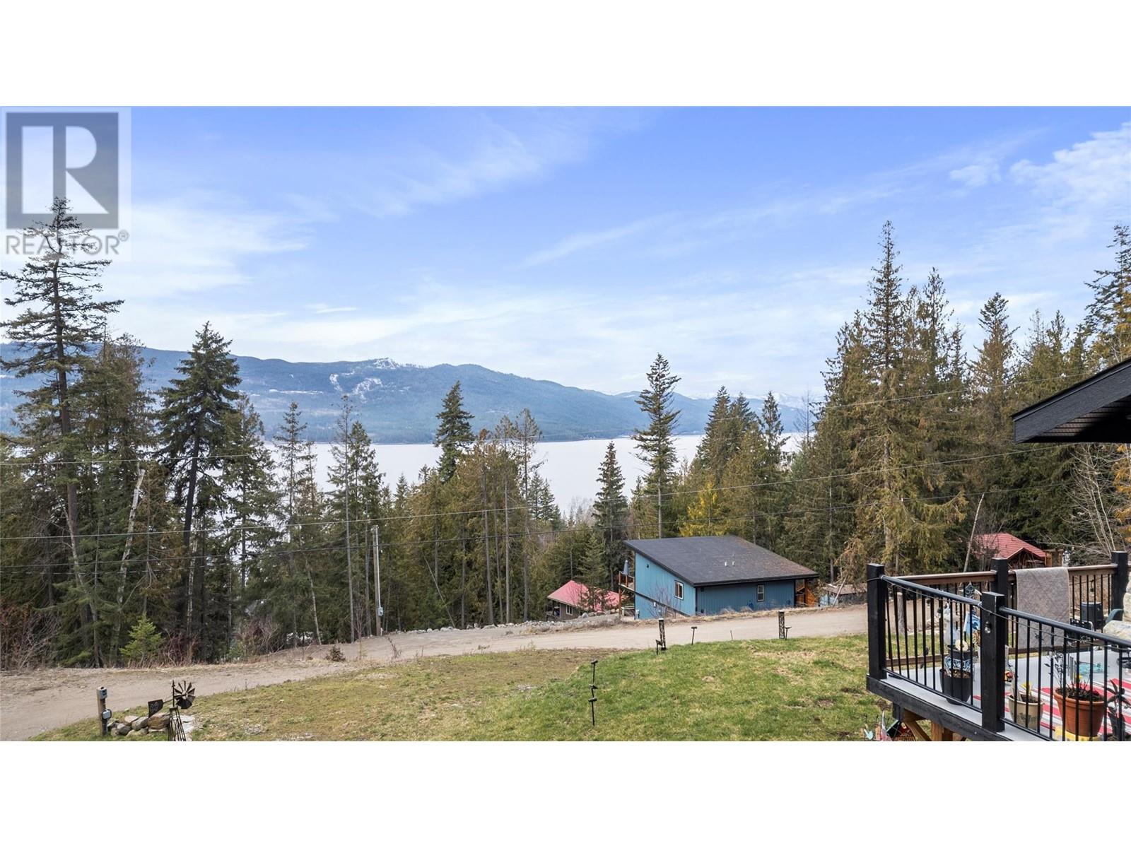 7551 Klondike Trail, Anglemont, British Columbia  V0E 1M8 - Photo 4 - 10340014