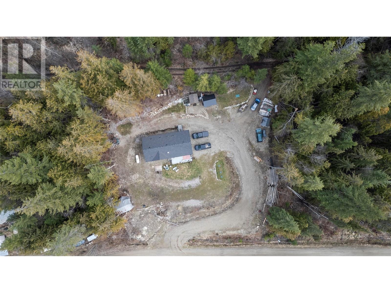 7551 Klondike Trail, Anglemont, British Columbia  V0E 1M8 - Photo 6 - 10340014