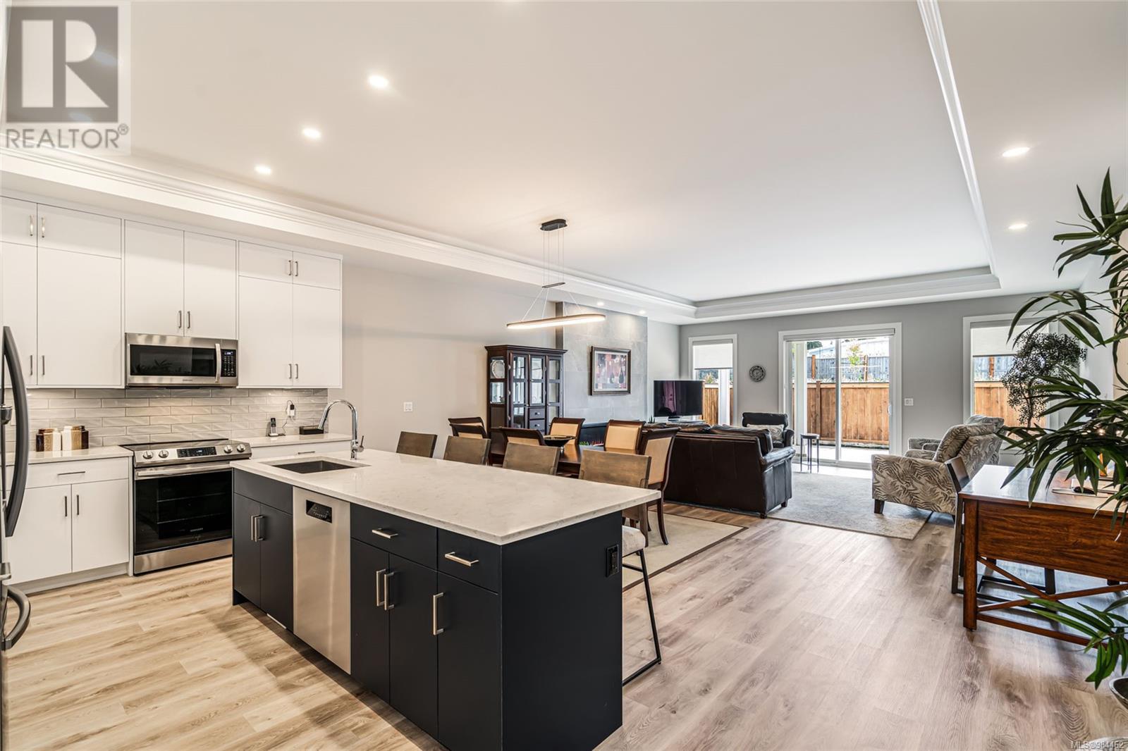 Property at 673 Briarwood Dr image 3