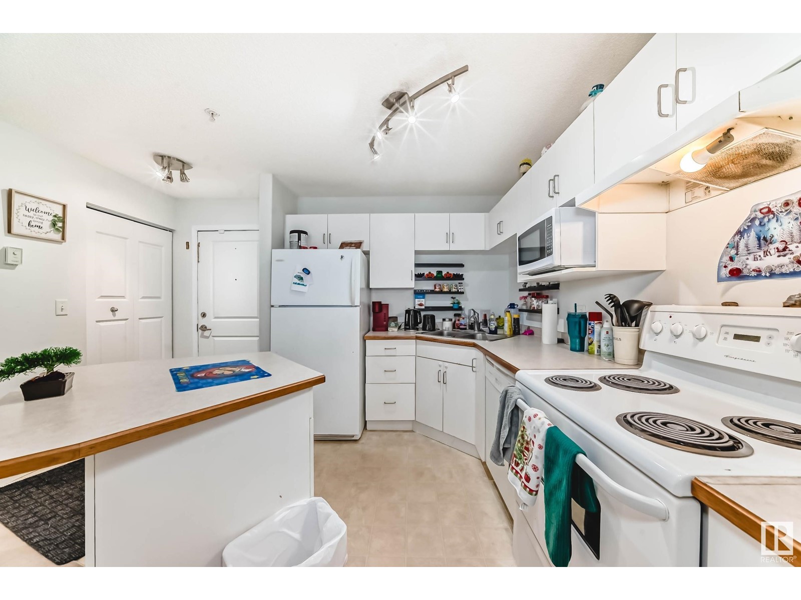 Property at #112 16221 95 ST NW image 3