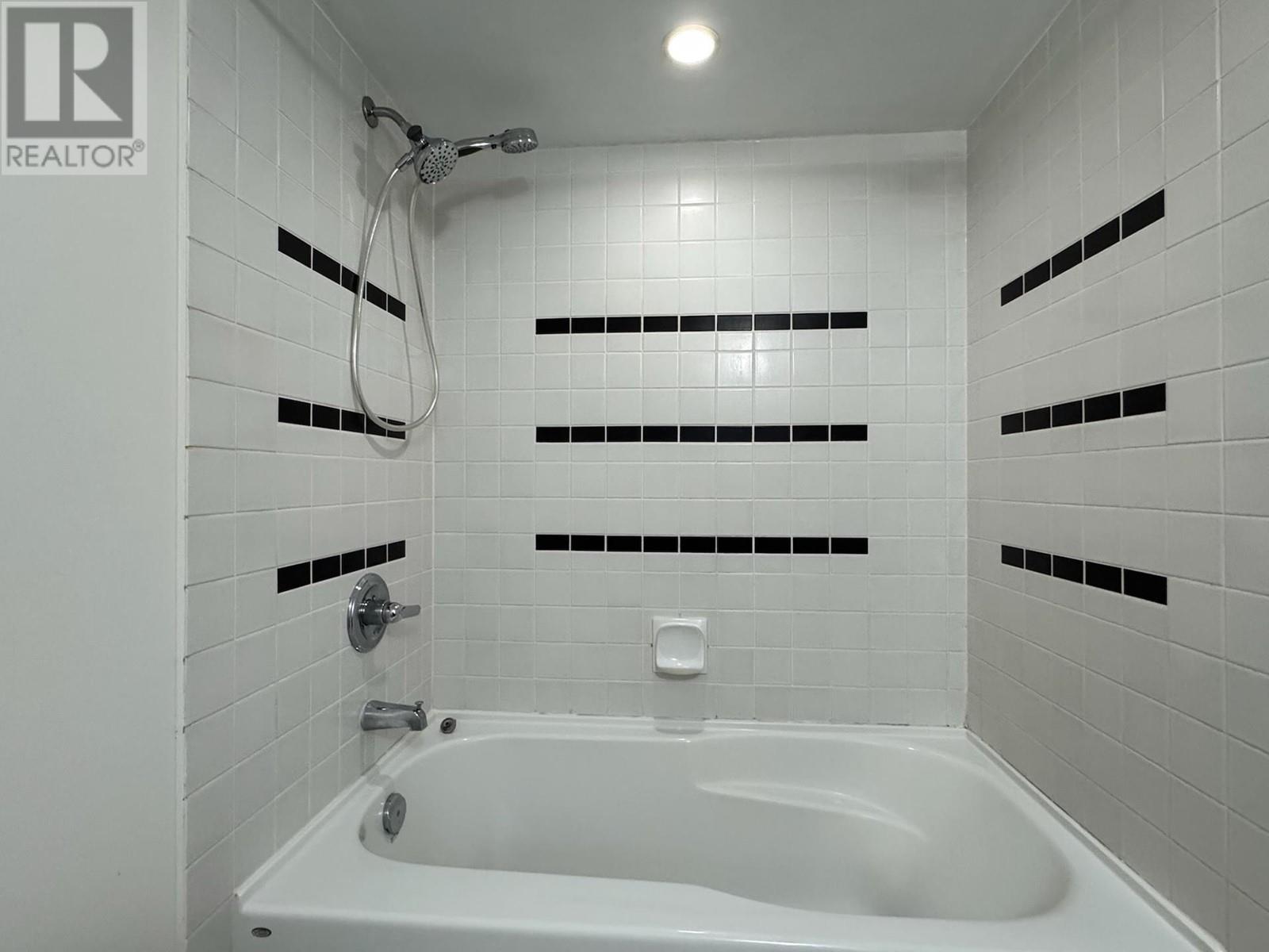 Listing Picture 15 of 20 : 1605 4118 DAWSON STREET, Burnaby / 本拿比 - 魯藝地產 Yvonne Lu Group - MLS Medallion Club Member