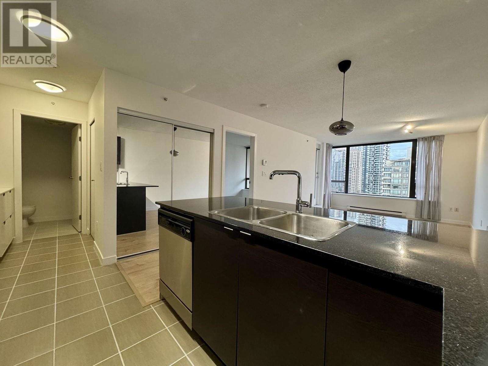 Listing Picture 13 of 20 : 1605 4118 DAWSON STREET, Burnaby / 本拿比 - 魯藝地產 Yvonne Lu Group - MLS Medallion Club Member