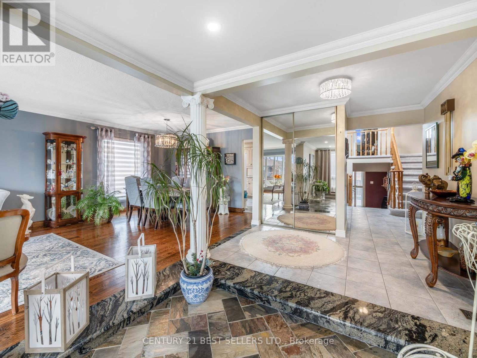 15 Blackthorn Lane, Brampton, Ontario  L6V 3K7 - Photo 4 - W12033032