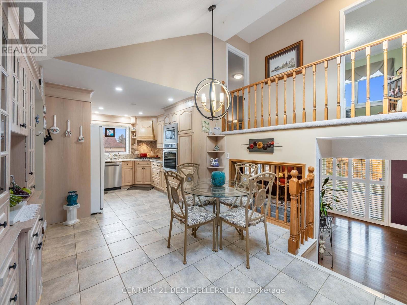 15 Blackthorn Lane, Brampton, Ontario  L6V 3K7 - Photo 8 - W12033032