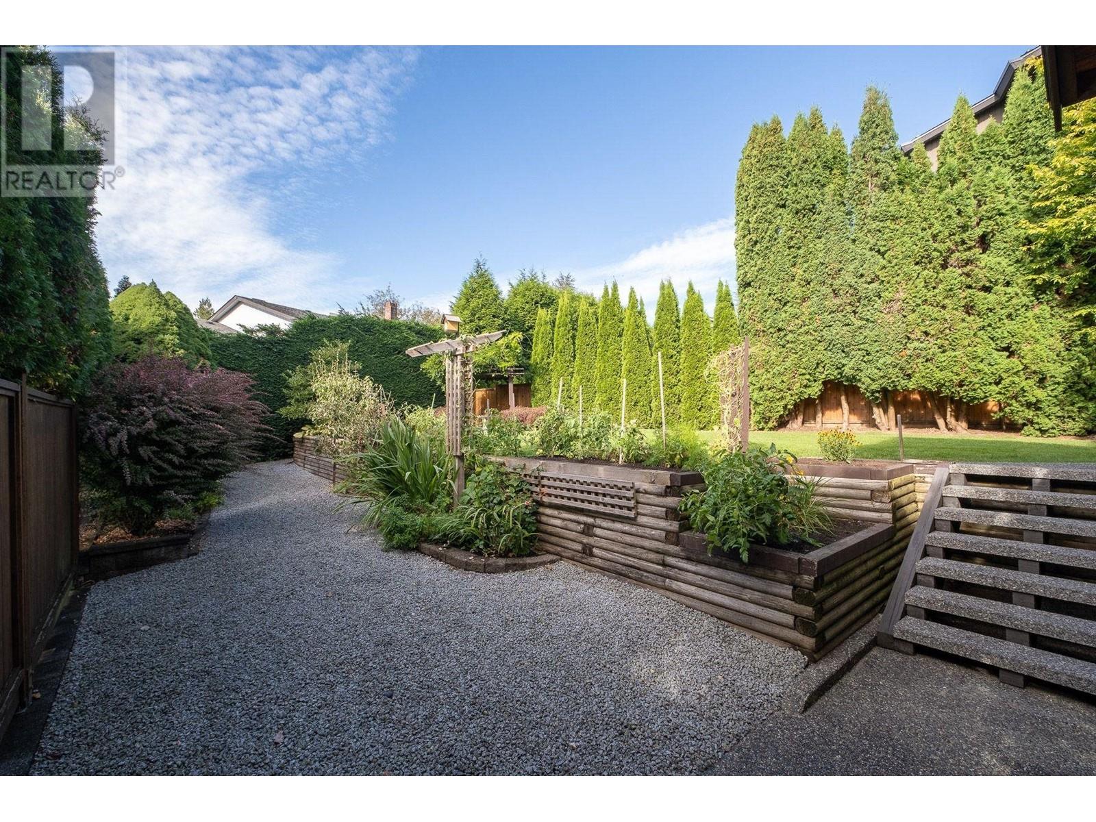 1410 Lansdowne Drive, Coquitlam, British Columbia  V3E 1Y4 - Photo 12 - R2979108