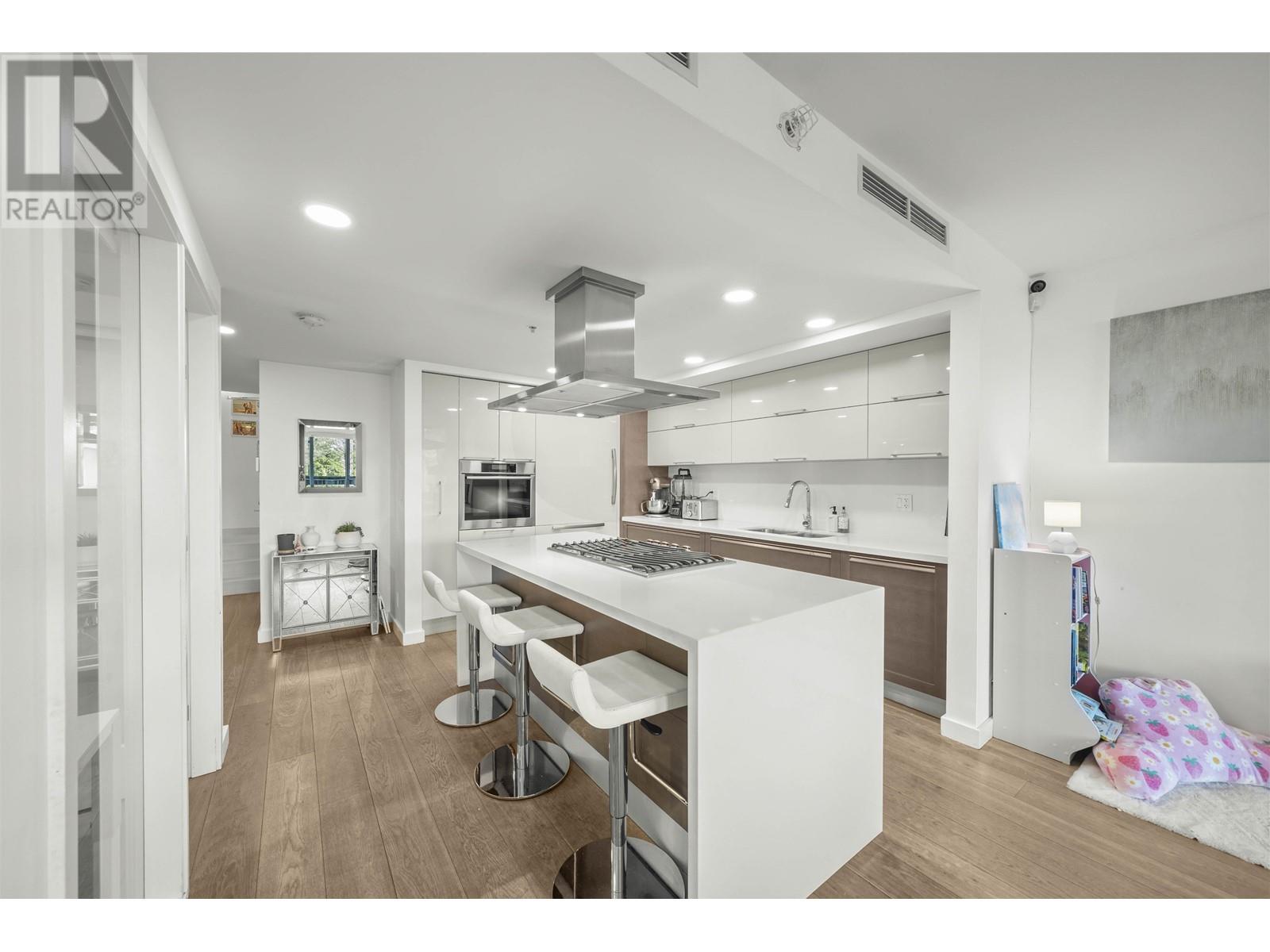 Listing Picture 9 of 40 : 106 8 SMITHE MEWS, Vancouver / 溫哥華 - 魯藝地產 Yvonne Lu Group - MLS Medallion Club Member