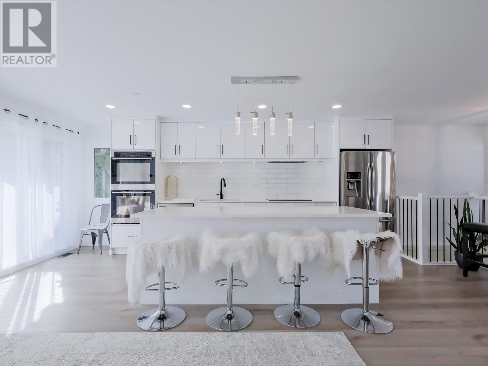 Property at 112 UPLANDS Place image 4