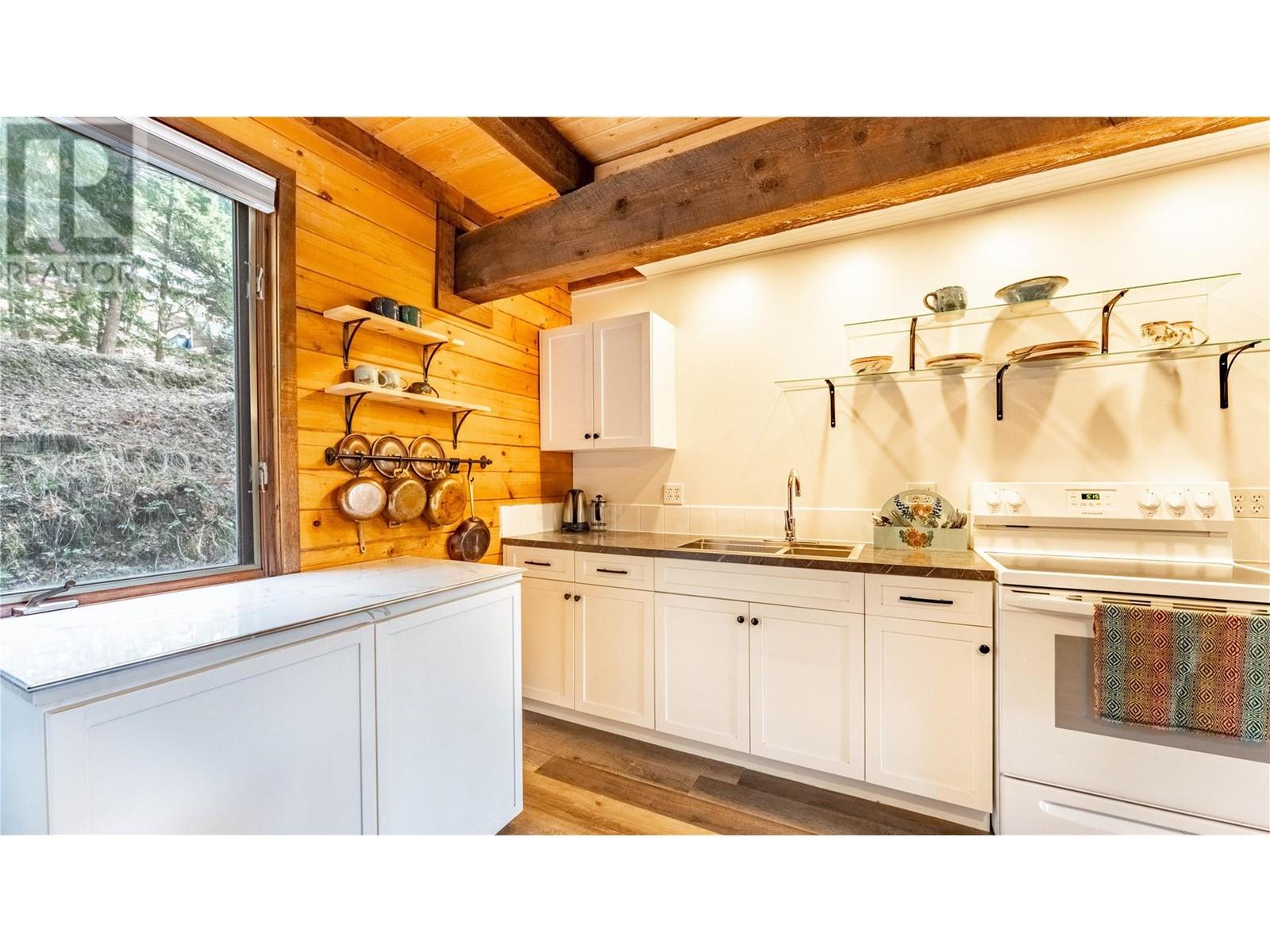 16253 Selkirk Road, Crawford Bay, British Columbia  V0B 1E0 - Photo 10 - 10339909