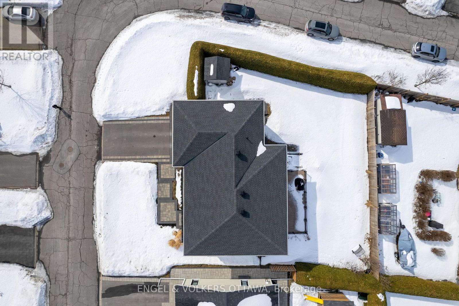 Property at 8 ROSELAWN COURT image 3