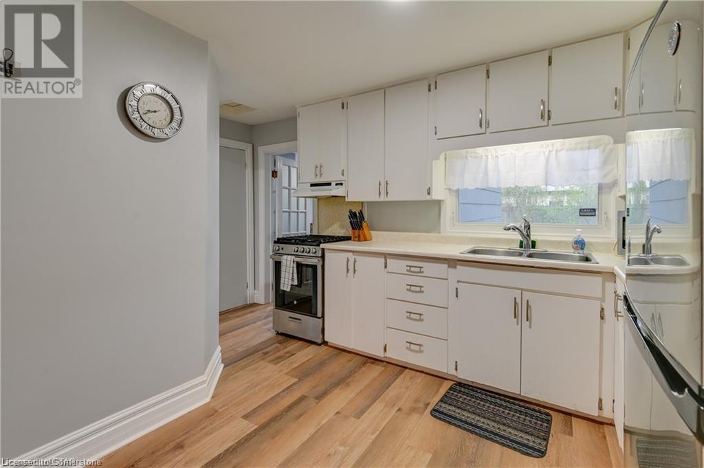 Photo 11 of 40 for 12 Cartwright Street