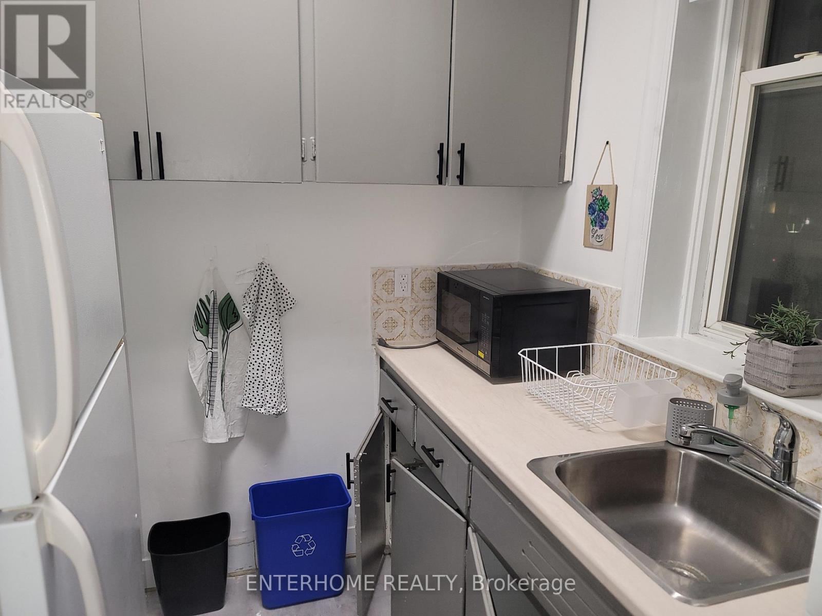 2 - 51 Queen Street E, Brampton (Downtown Brampton), Ontario  L6W 2A7 - Photo 4 - W12033308