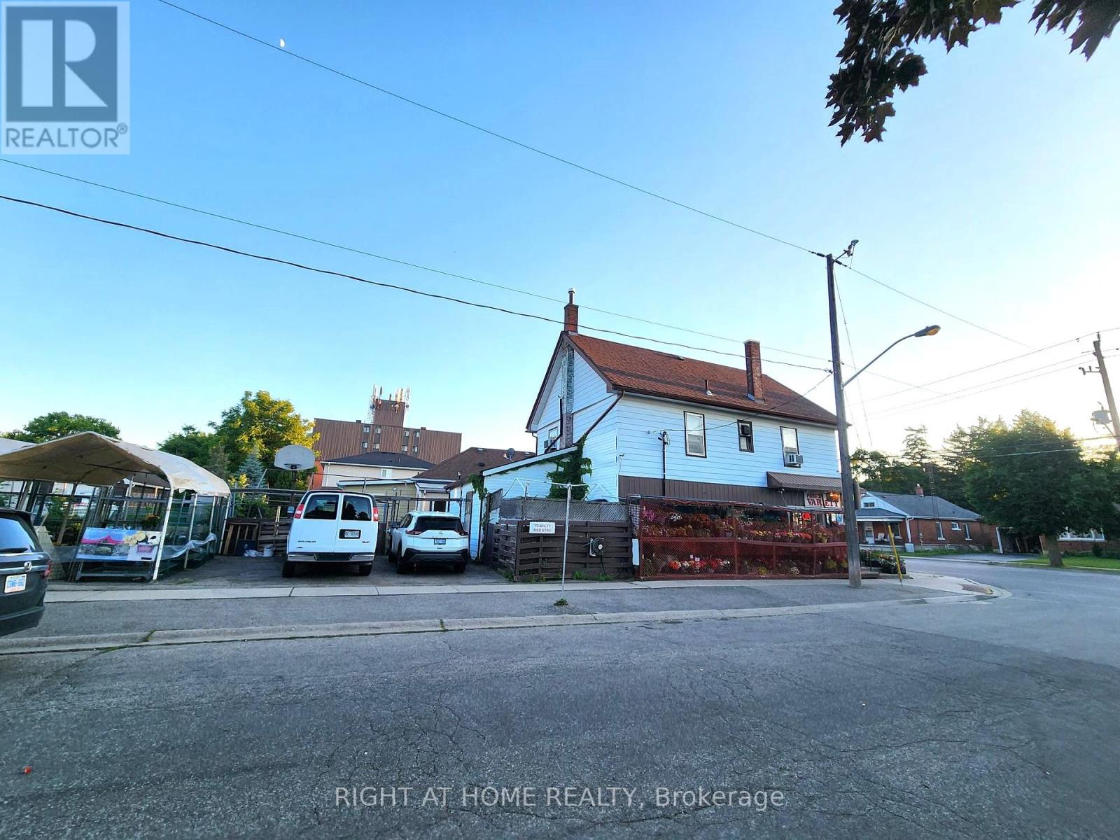 43 North Park Street, Brantford, Ontario  N3R 4J7 - Photo 2 - X12033320