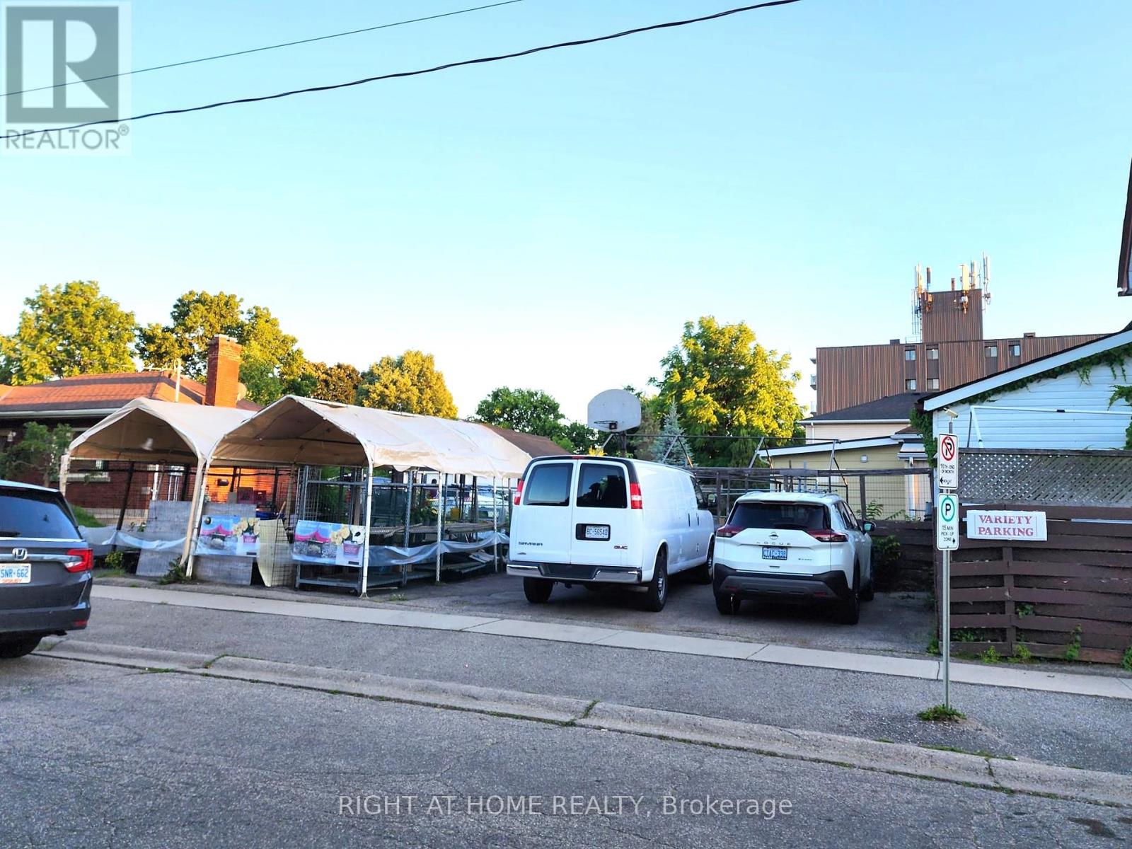 43 North Park Street, Brantford, Ontario  N3R 4J7 - Photo 3 - X12033320