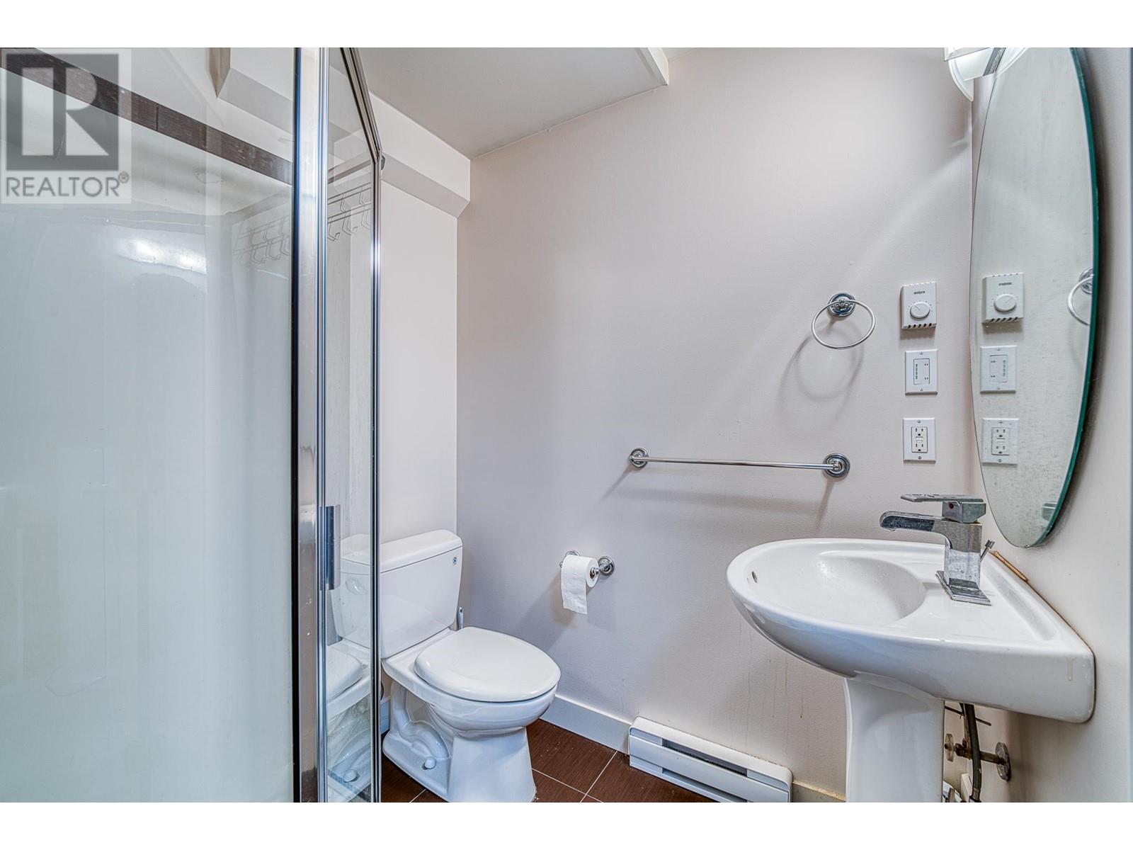 Listing Picture 21 of 34 : 12 7140 RAILWAY AVENUE, Richmond / 烈治文 - 魯藝地產 Yvonne Lu Group - MLS Medallion Club Member
