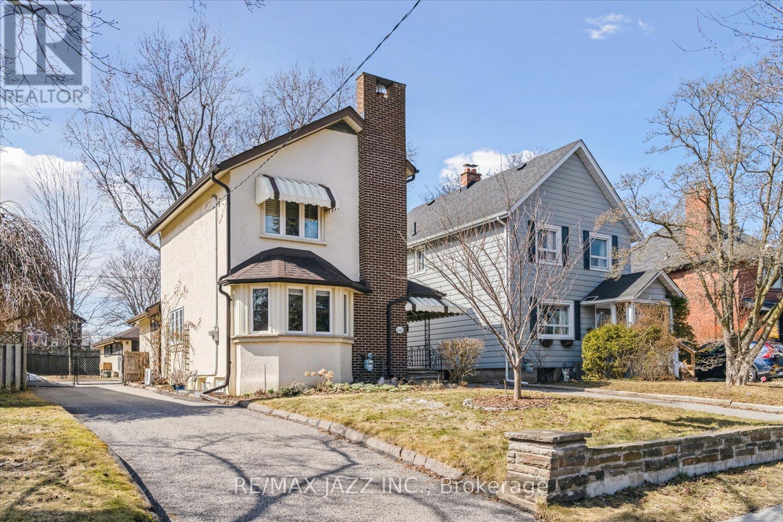 Property at 640 MARY STREET N image 3