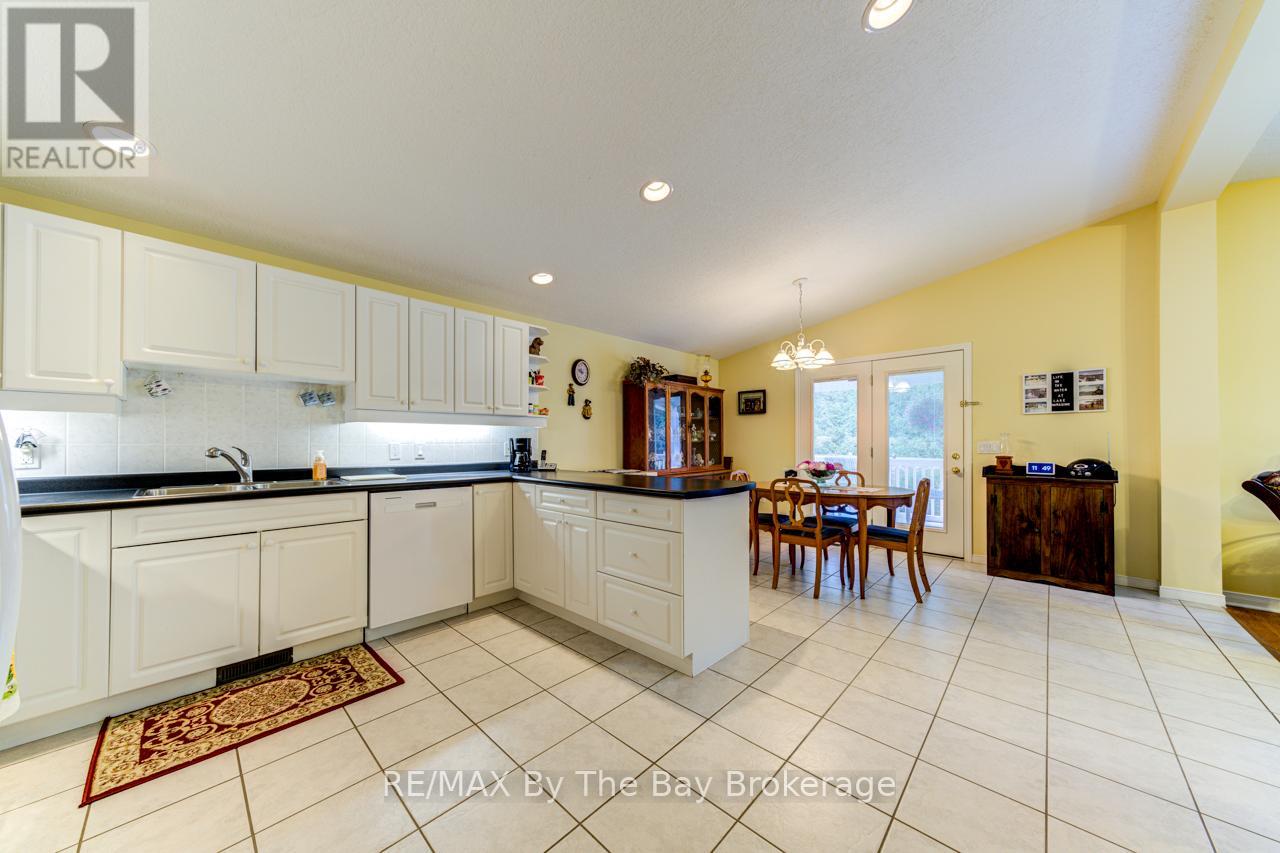 45 Pennsylvania Avenue, Wasaga Beach, Ontario  L9Z 3A8 - Photo 11 - S12033481
