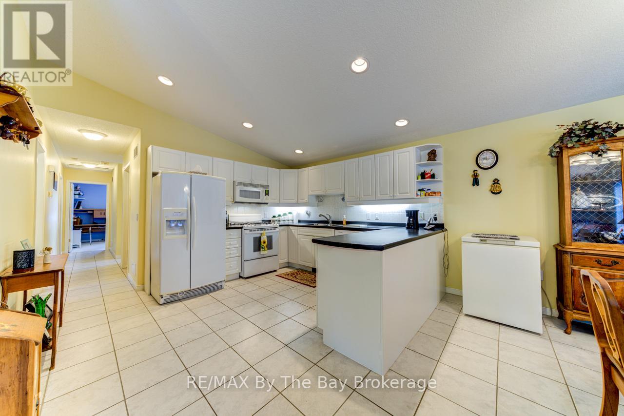 45 Pennsylvania Avenue, Wasaga Beach, Ontario  L9Z 3A8 - Photo 13 - S12033481