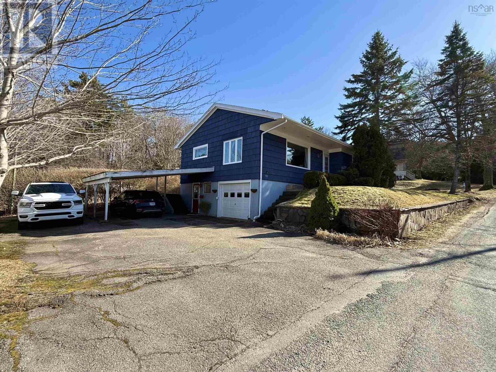 13 Pine Street, Bridgewater, Nova Scotia  B4V 1X4 - Photo 2 - 202505474