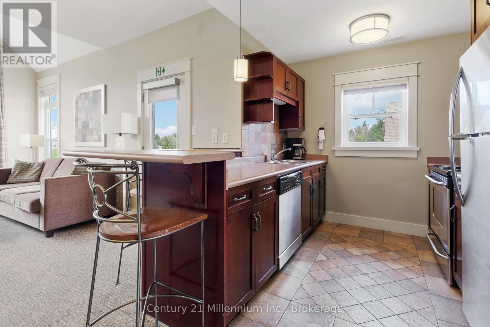 239 - 130 Fairway Court, Blue Mountains, Ontario  L9Y 0P8 - Photo 6 - X12033626