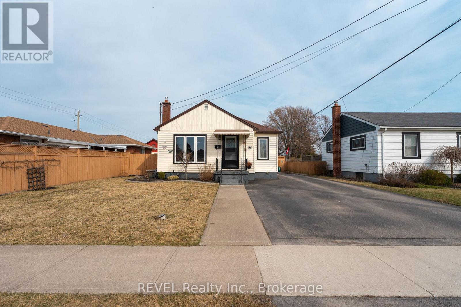 87 Torrance Crescent, Fort Erie (332 - Central), Ontario  L2A 2B8 - Photo 2 - X11985376