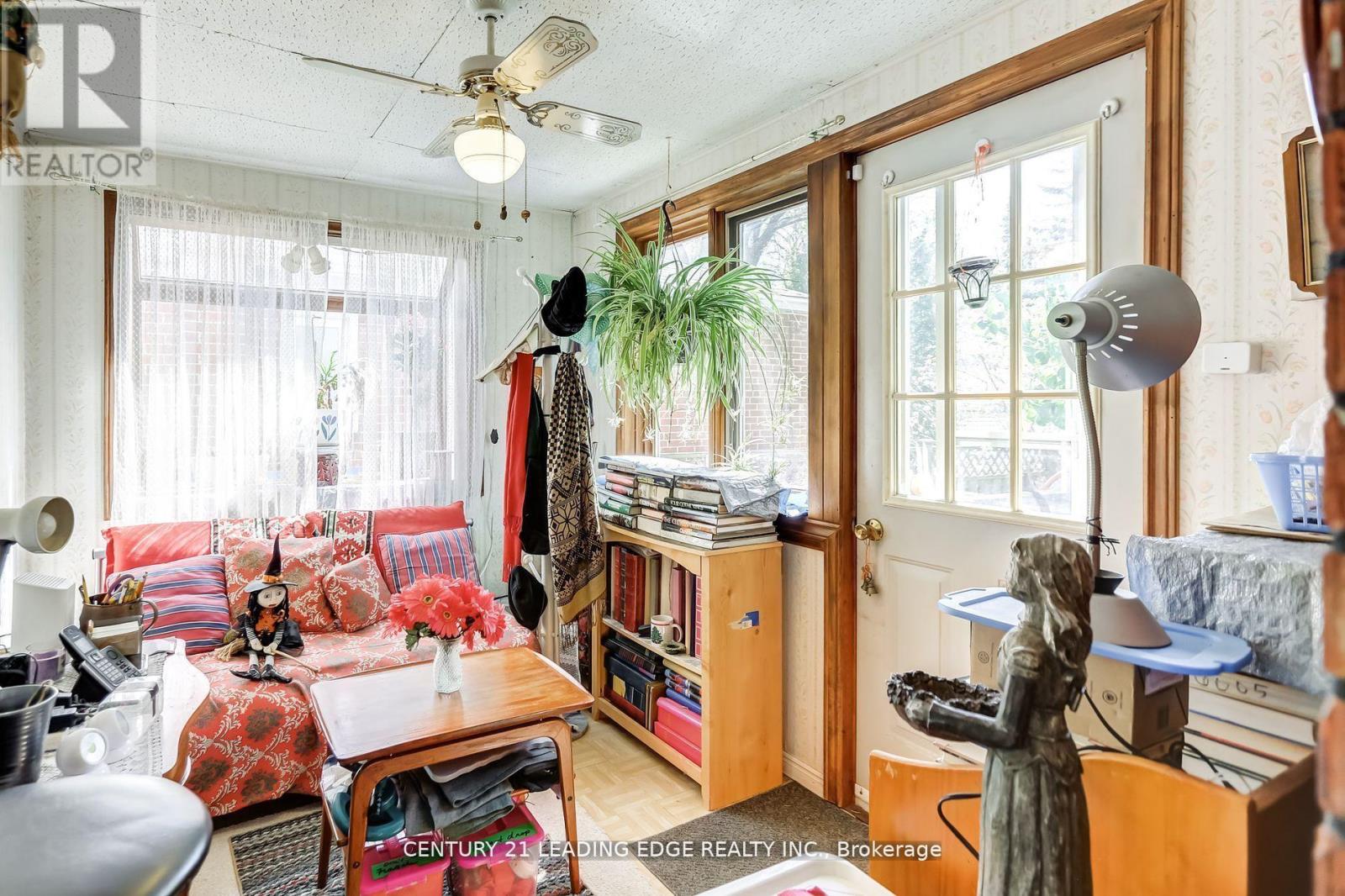 19 Royaleigh Avenue, Toronto (Humber Heights), Ontario  M9P 2J4 - Photo 12 - W12029347